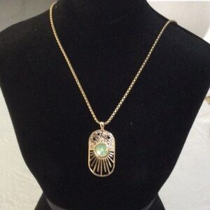 Elegant Gold and Green colored Necklace NWOT